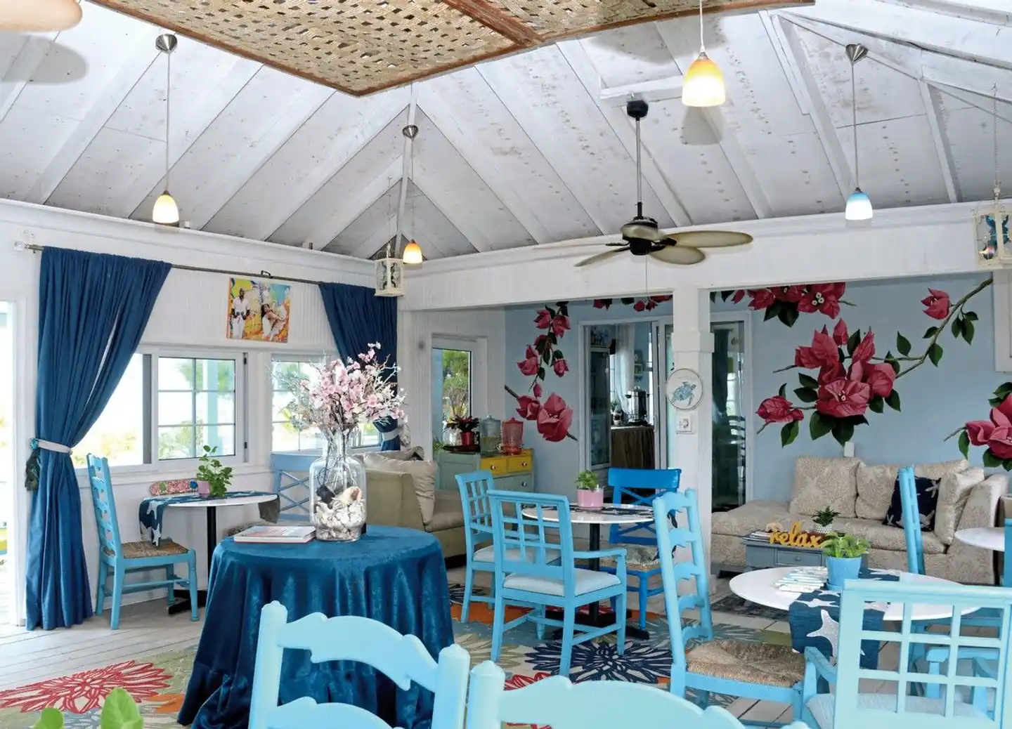 Rollezz Villas Beach Resort Restaurant