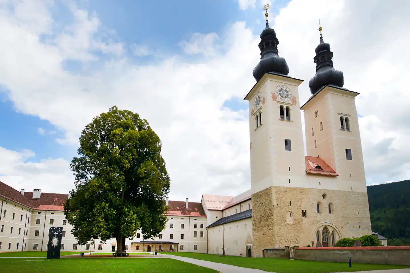 JUFA Hotel Stift Gurk Aussenansicht