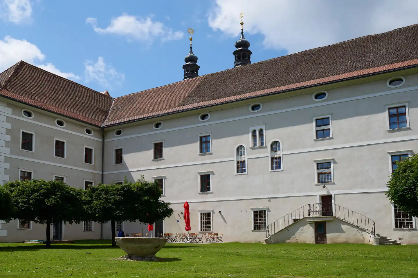 JUFA Hotel Stift Gurk Aussenansicht