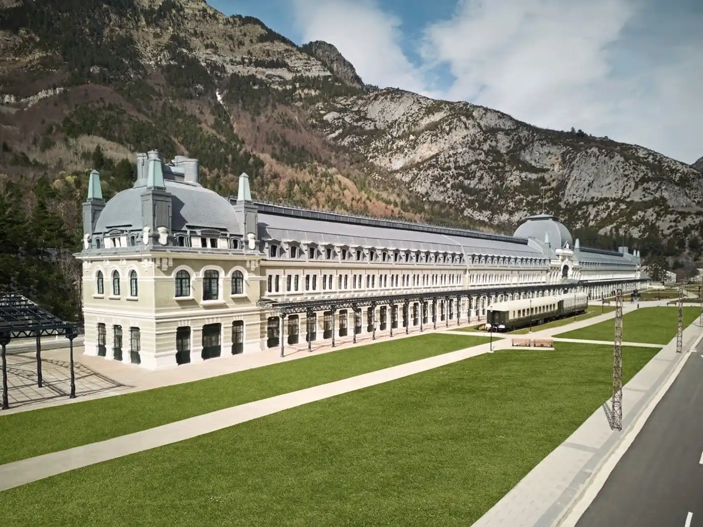 Canfranc Estación, a Royal Hideaway Hotel Aussenansicht