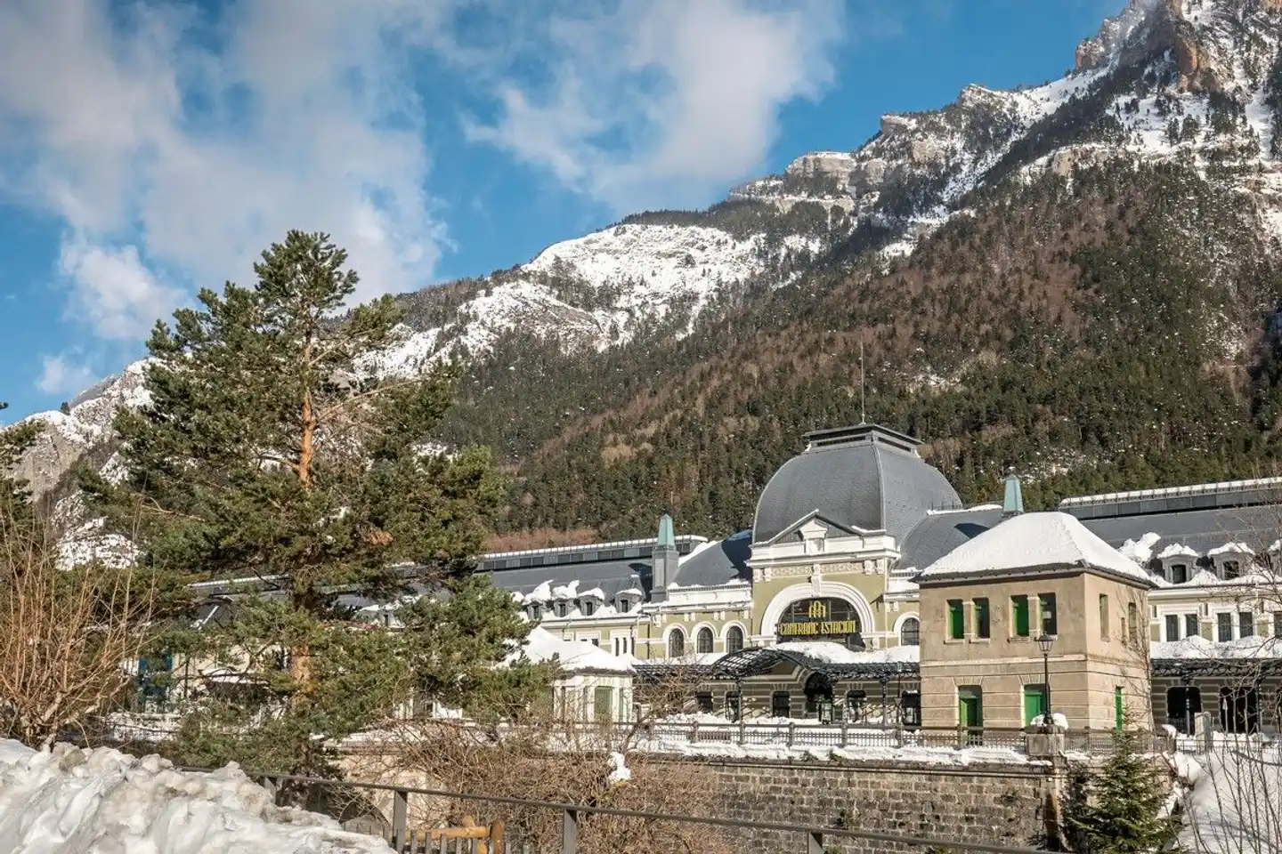 Canfranc Estación, a Royal Hideaway Hotel Aussenansicht