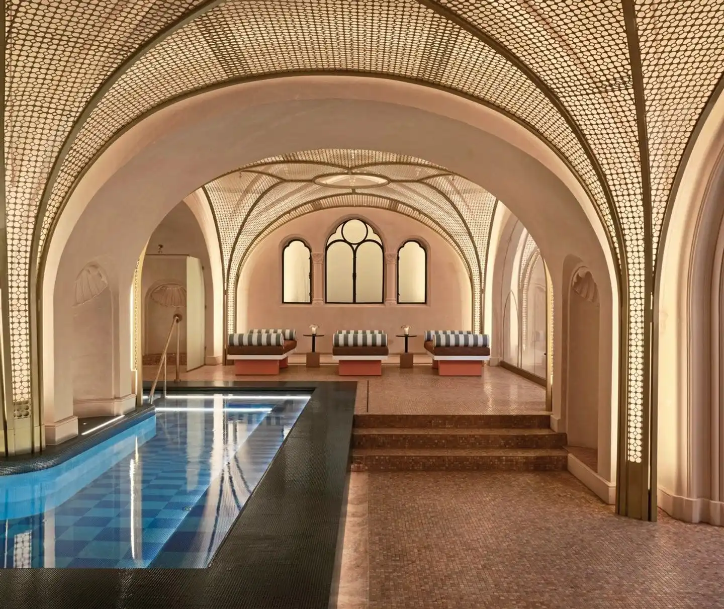 W Budapest Hallenbad