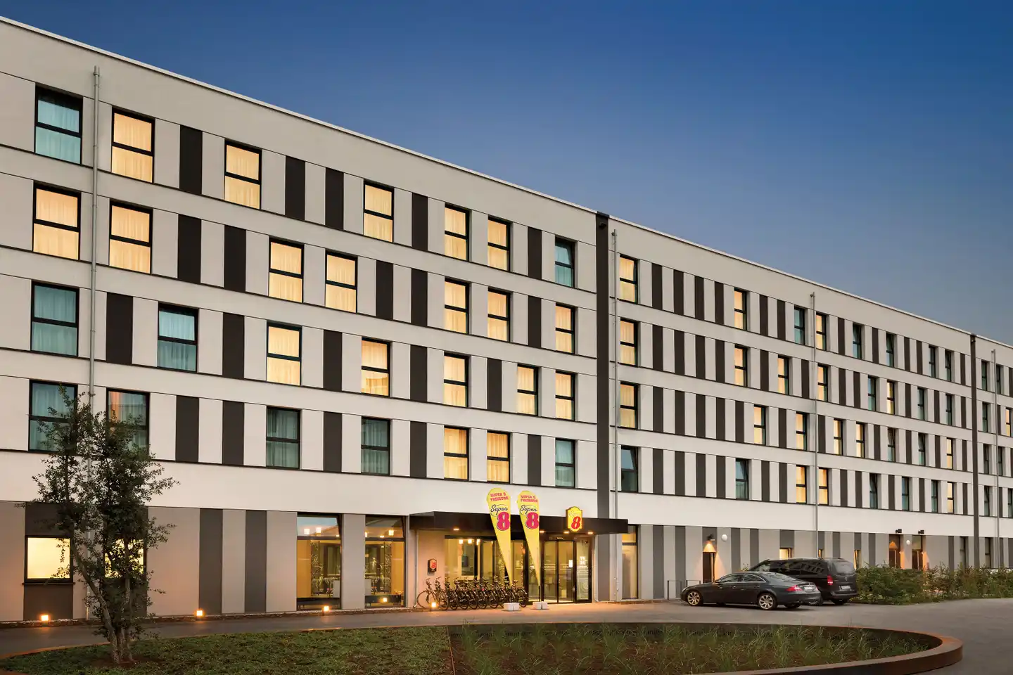 Super 8 by Wyndham Freiburg Aussenansicht