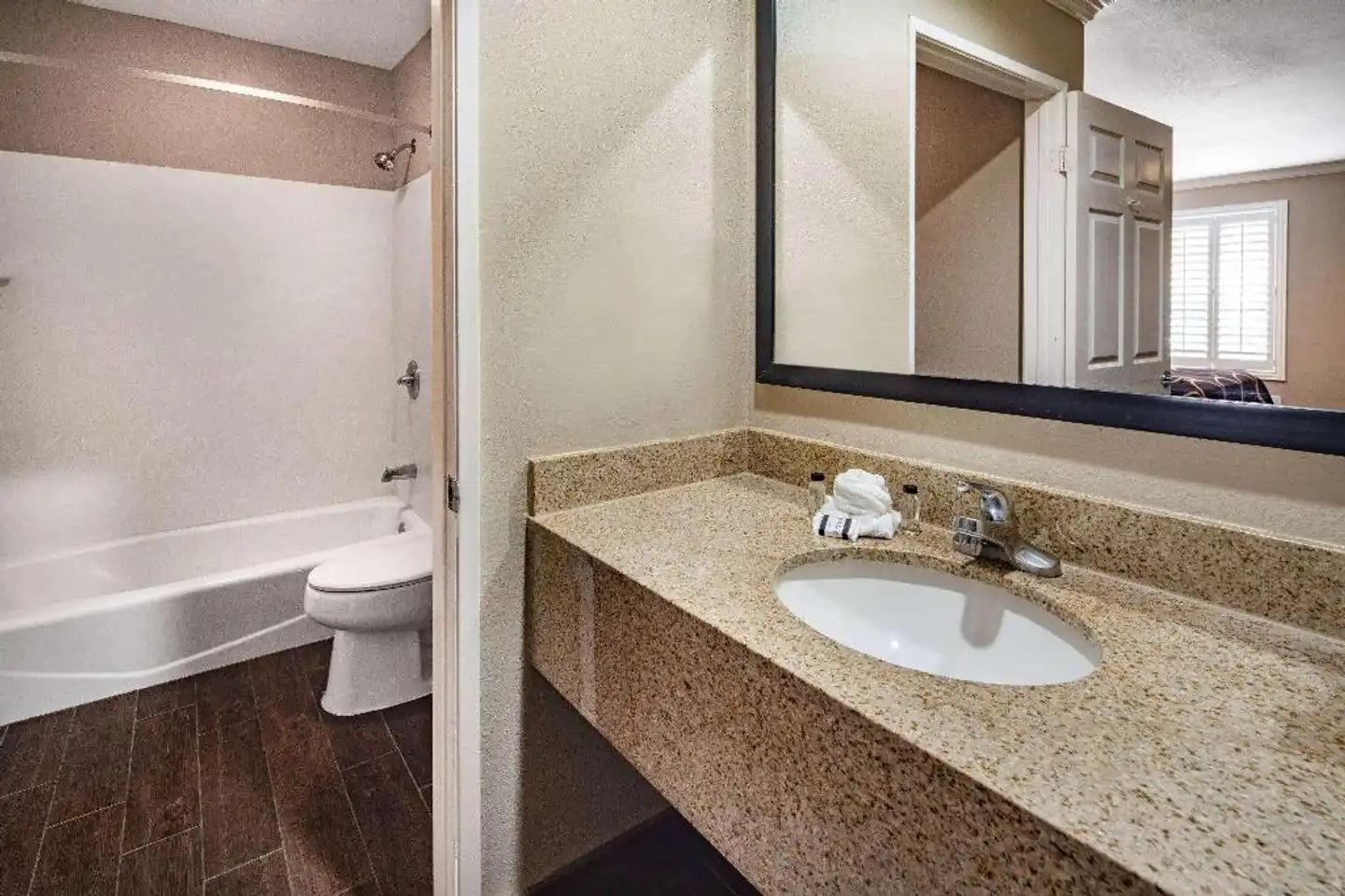 Super 8 by Wyndham North Hollywood Badezimmer