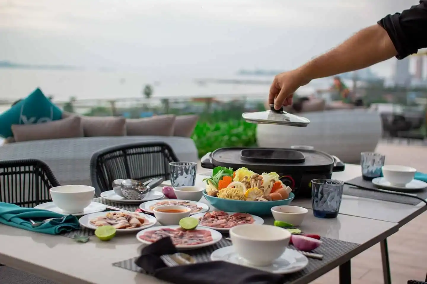 Cross Vibe Pattaya Seaphere Terrasse