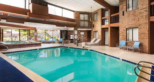 Best Western Plus Landmark Inn Hallenbad