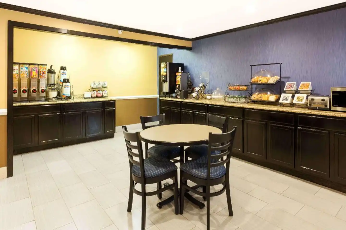 Baymont by Wyndham Memphis East Bar