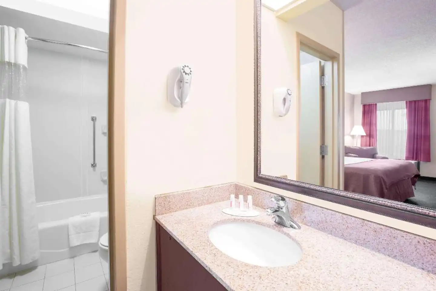 Baymont by Wyndham Camp Lejeune Badezimmer