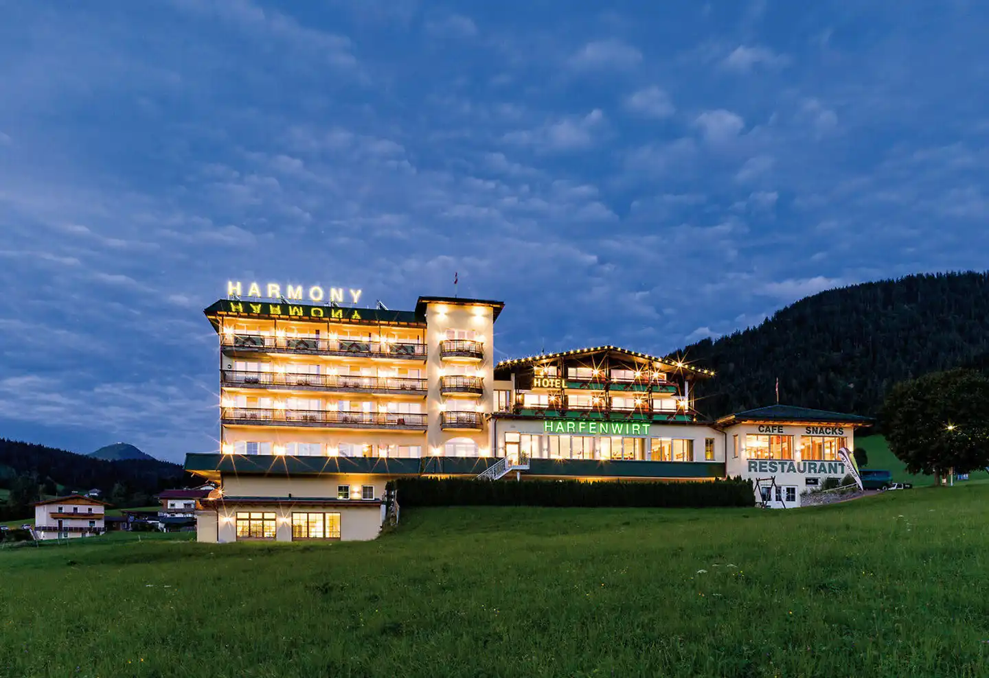 Hotel Harfenwirt & Nebenhaus Aussenansicht