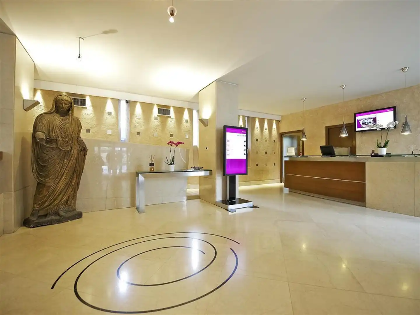 Mercure Rome Colosseum Centre Lobby