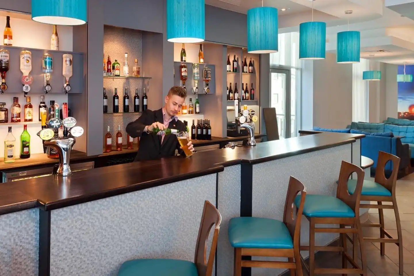 Jurys Inn Plymouth Bar