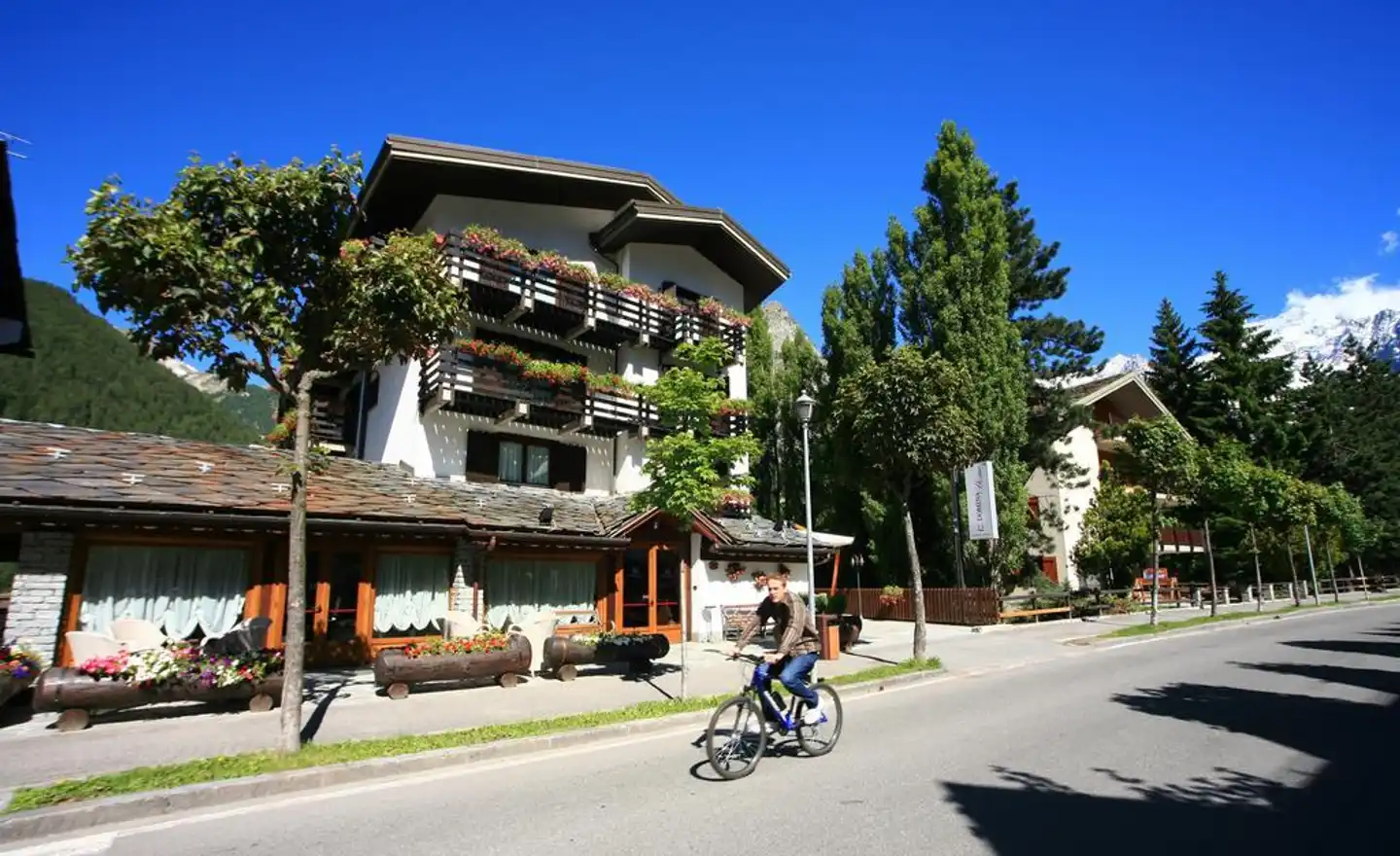 Hotel Les Jumeaux Courmayeur Aussenansicht