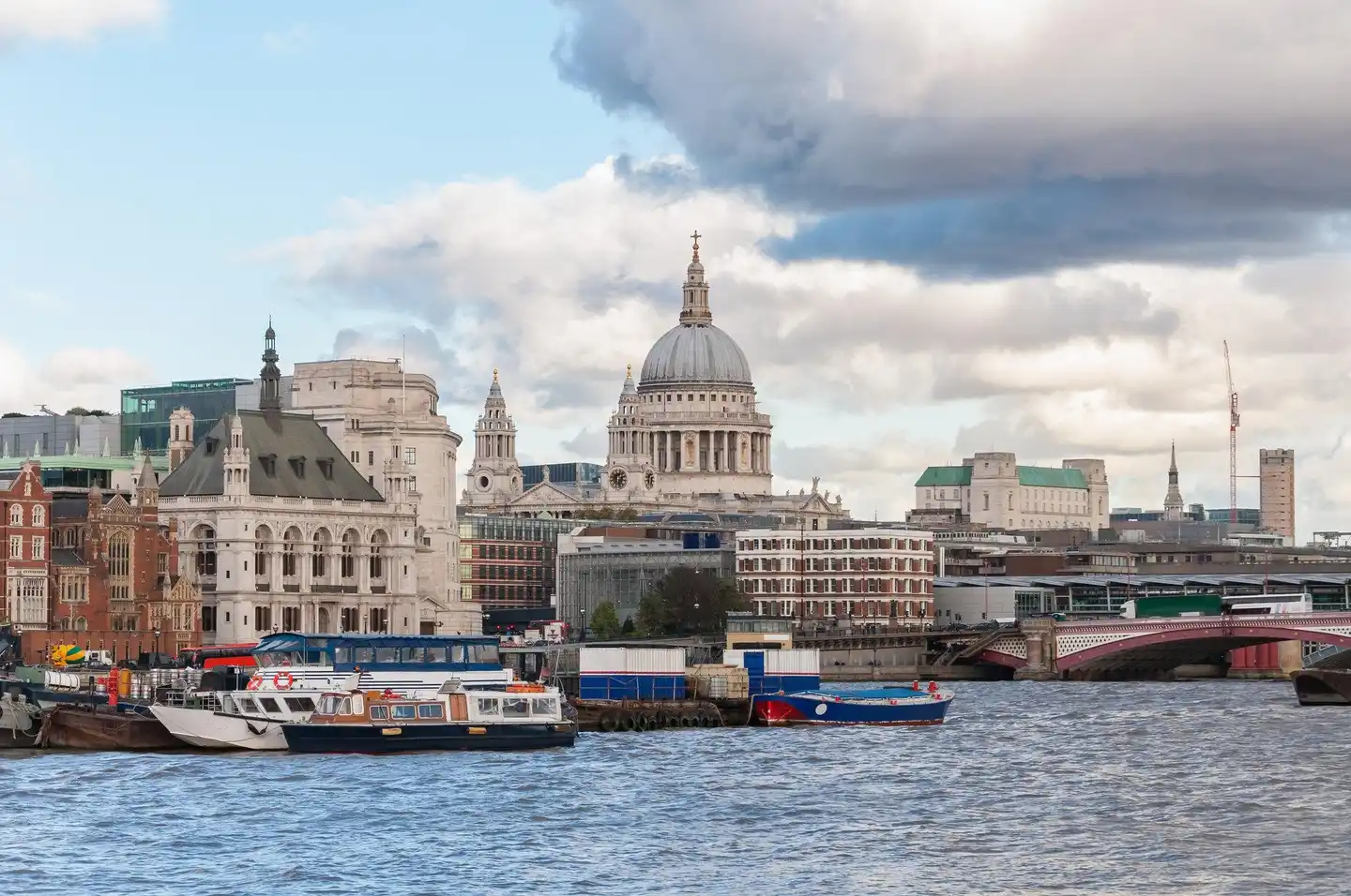 Holiday Inn London - West Aussenansicht