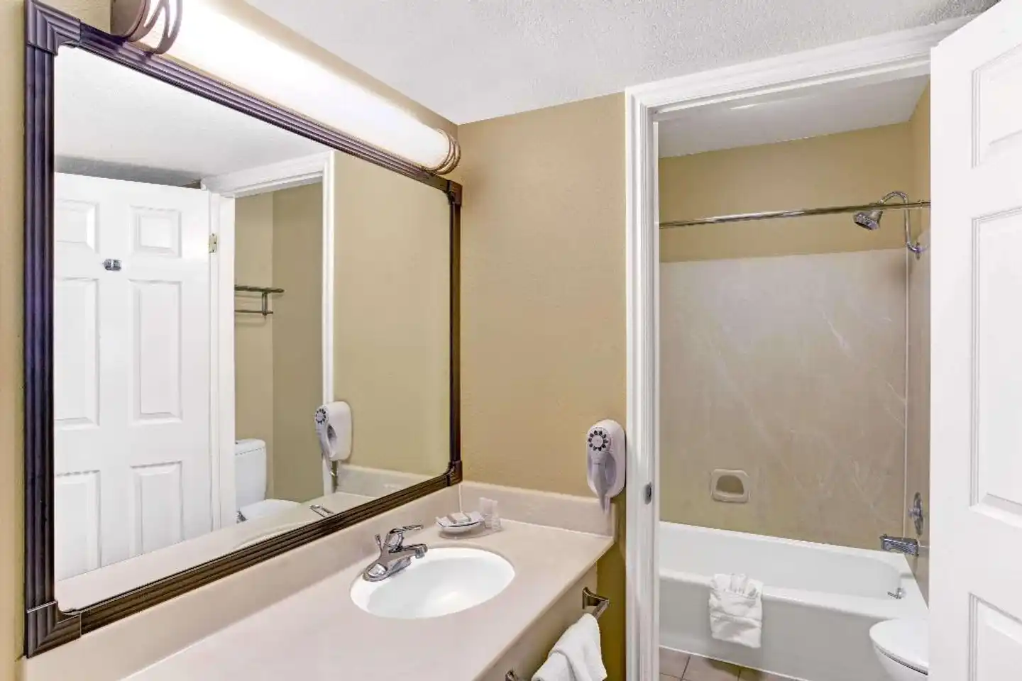 Baymont by Wyndham Provo River Badezimmer