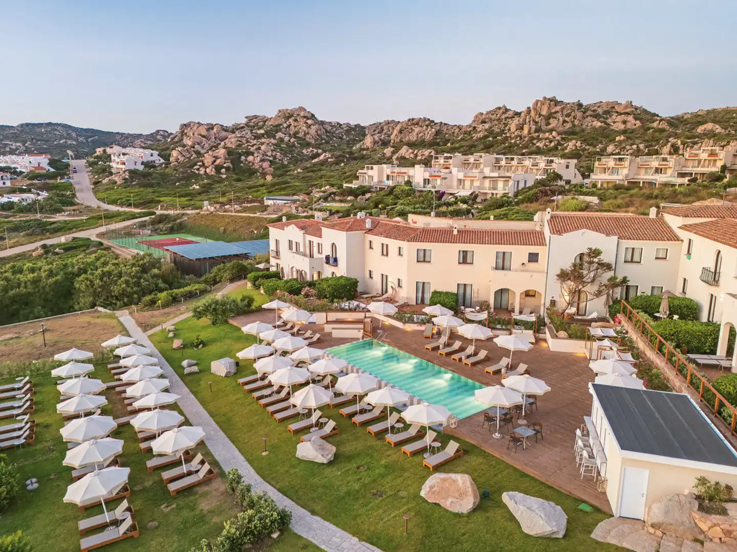 Mangia's Santa Teresa Sardinia, Curio Collection by Hilton Aussenansicht