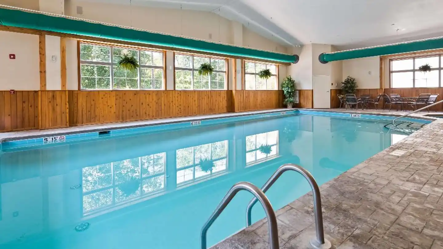 Best Western Plus Crossroads Inn & Suites Hallenbad