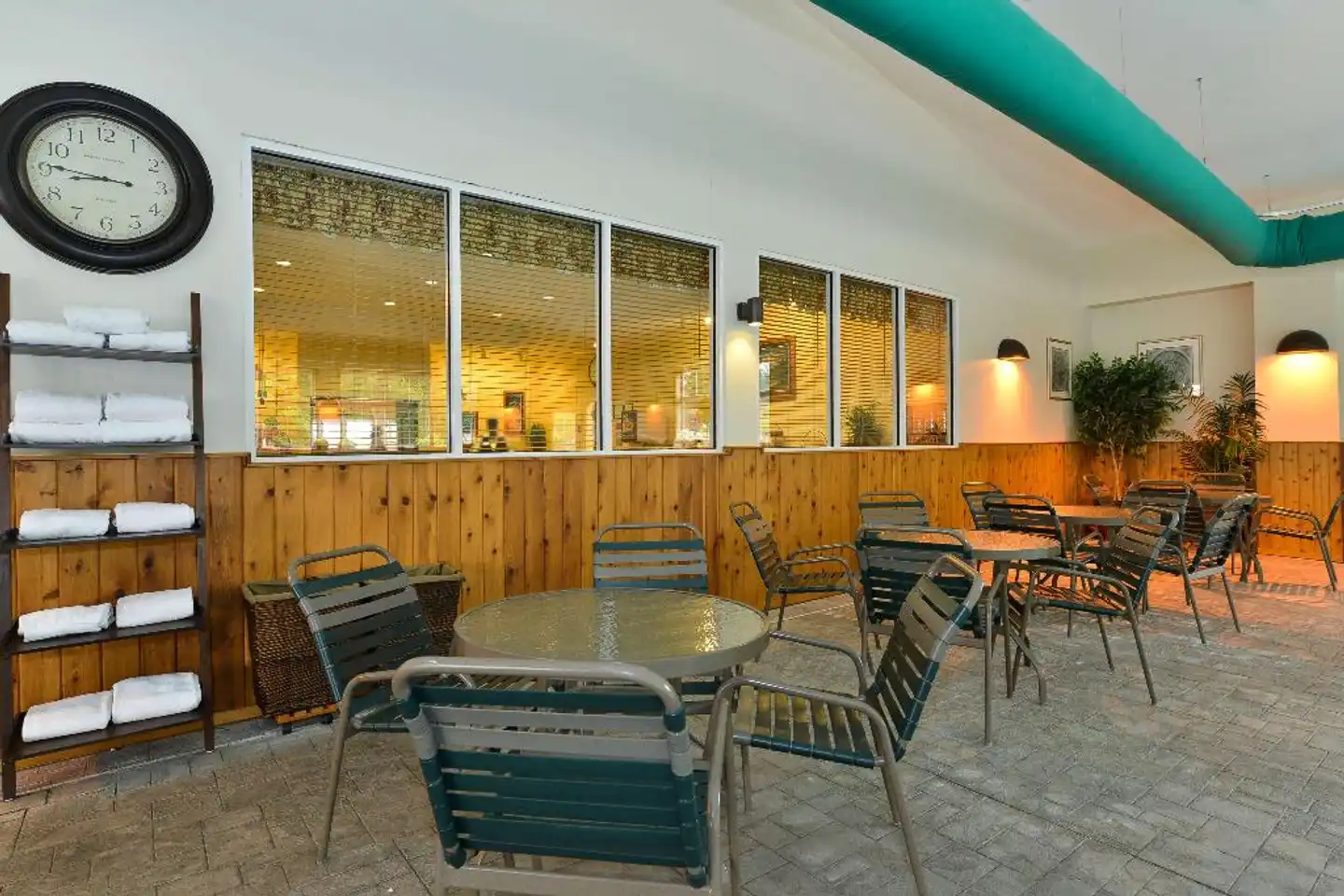 Best Western Plus Crossroads Inn & Suites Bar