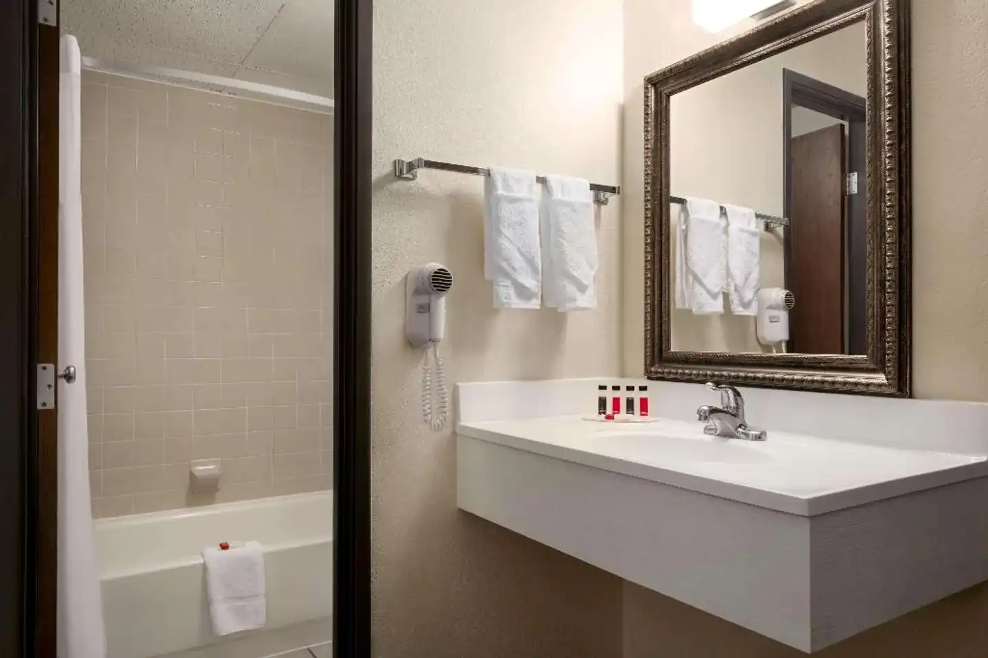 Days Inn by Wyndham Fort Collins Badezimmer