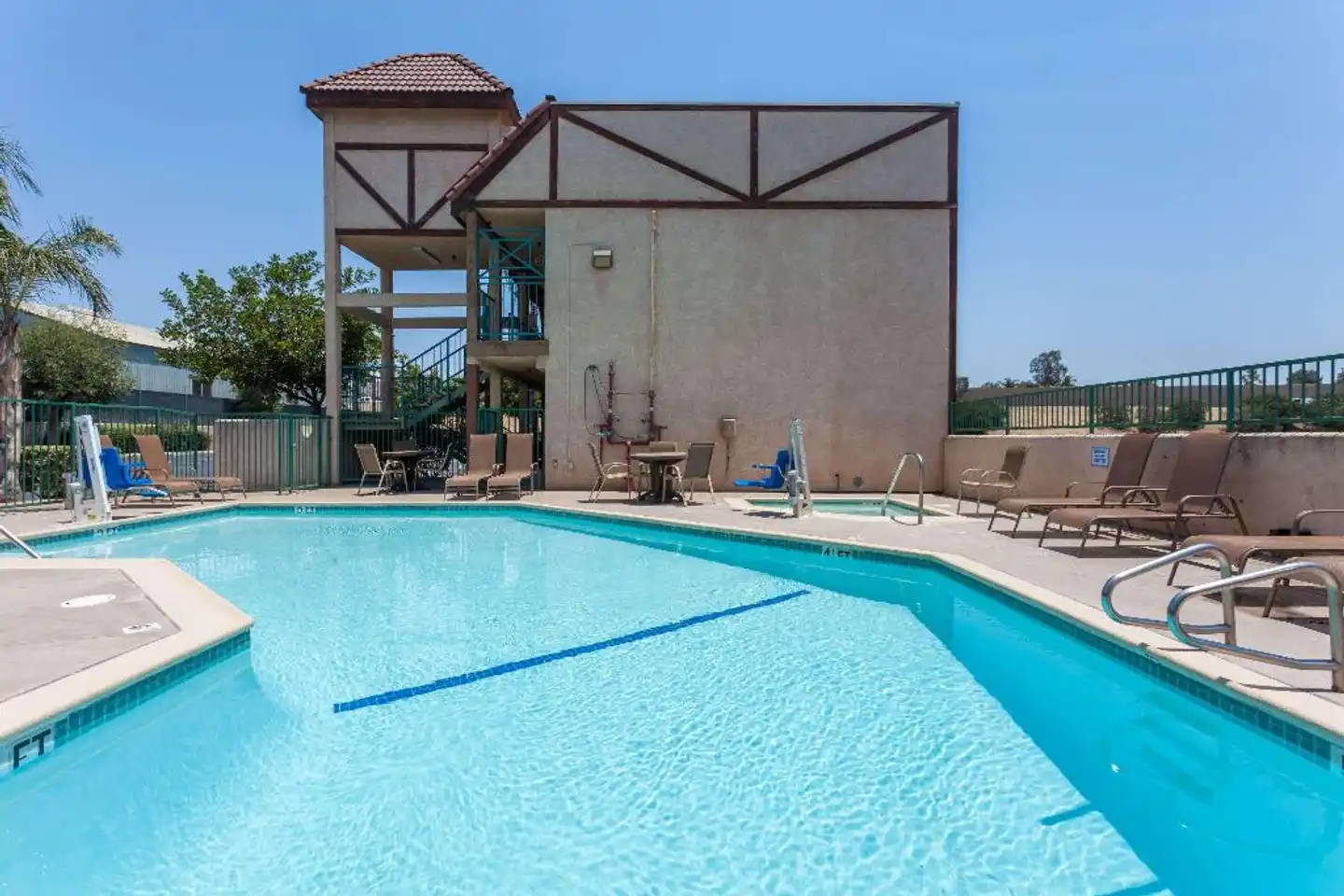 Howard Johnson by Wyndham Norco Pool