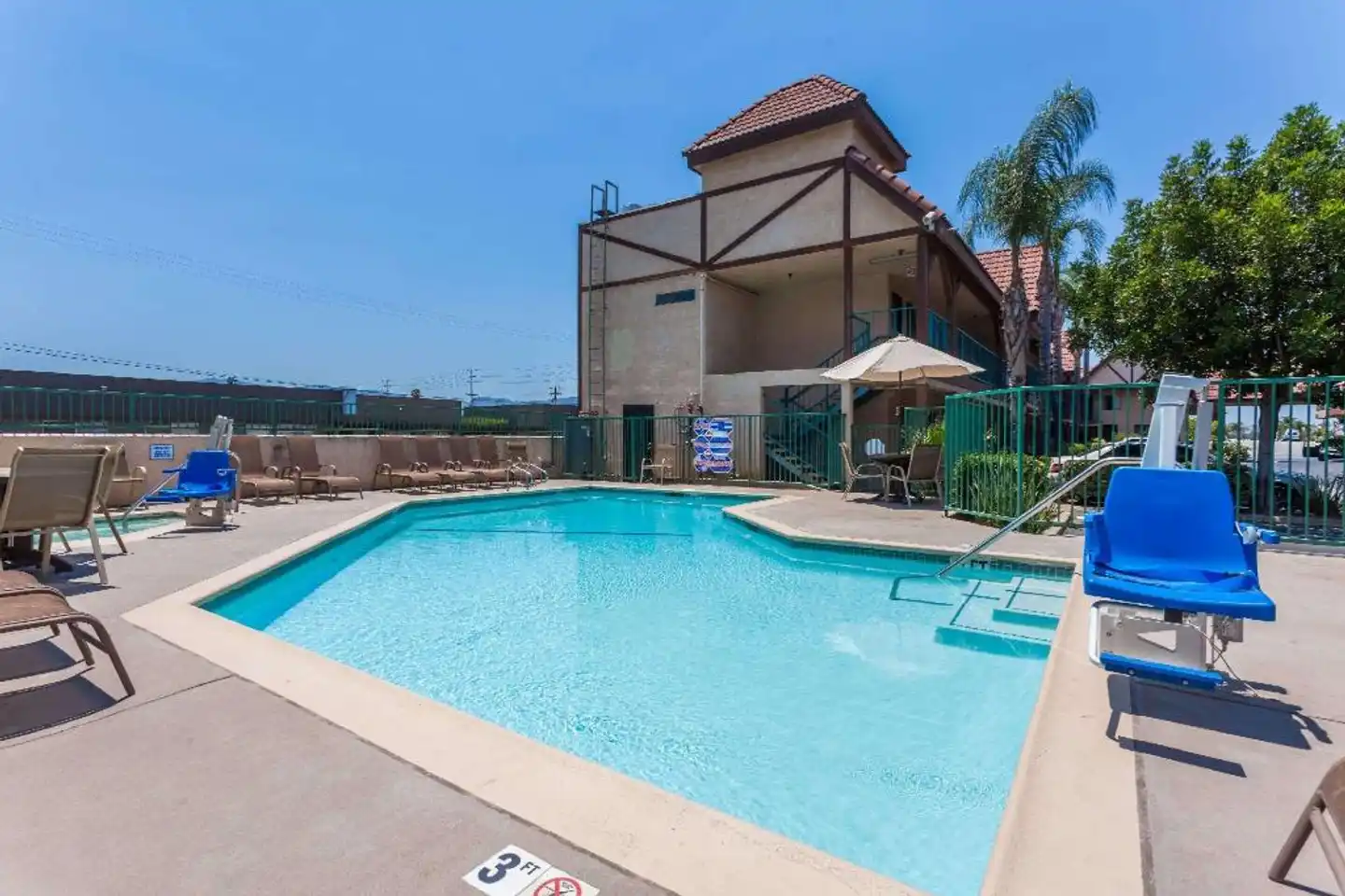 Howard Johnson by Wyndham Norco Pool