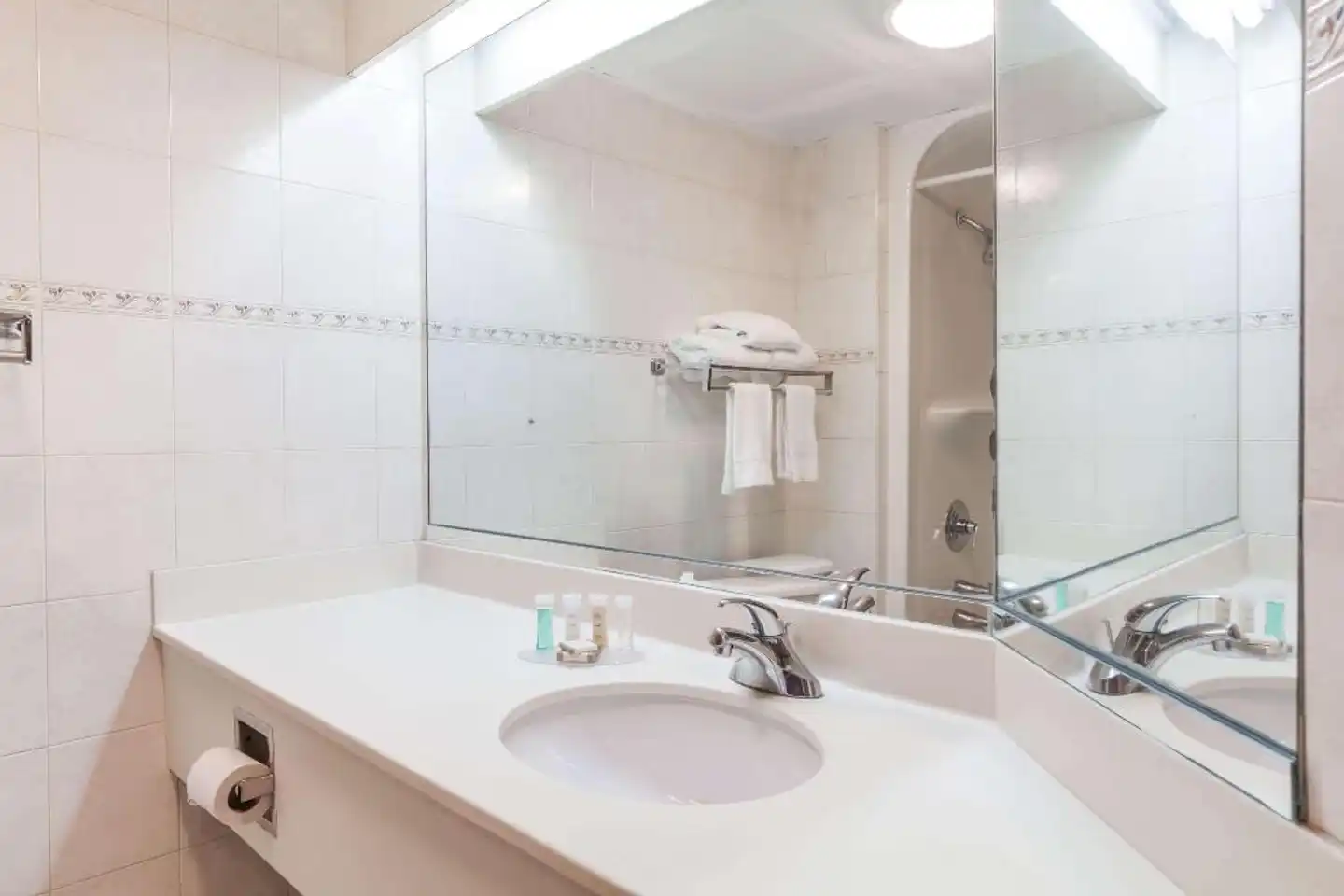 Howard Johnson by Wyndham Newark Airport Badezimmer