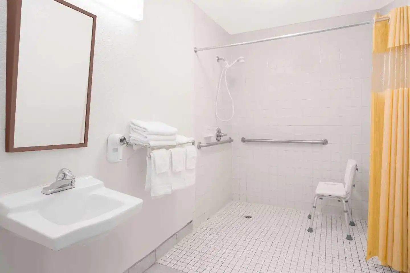 Days Inn by Wyndham Milledgeville Badezimmer