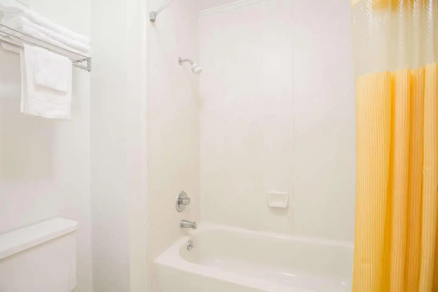 Days Inn by Wyndham Milledgeville Badezimmer
