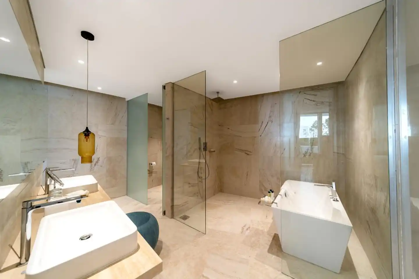 Five Jumeirah Village Badezimmer