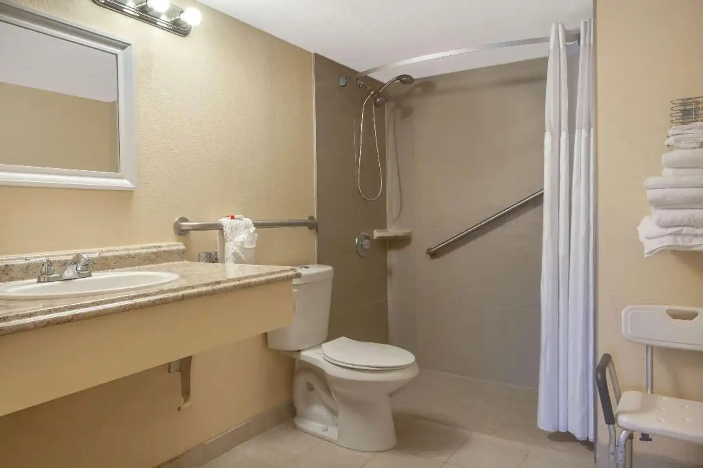 Ramada by Wyndham Titusville/Kennedy Space Center Badezimmer