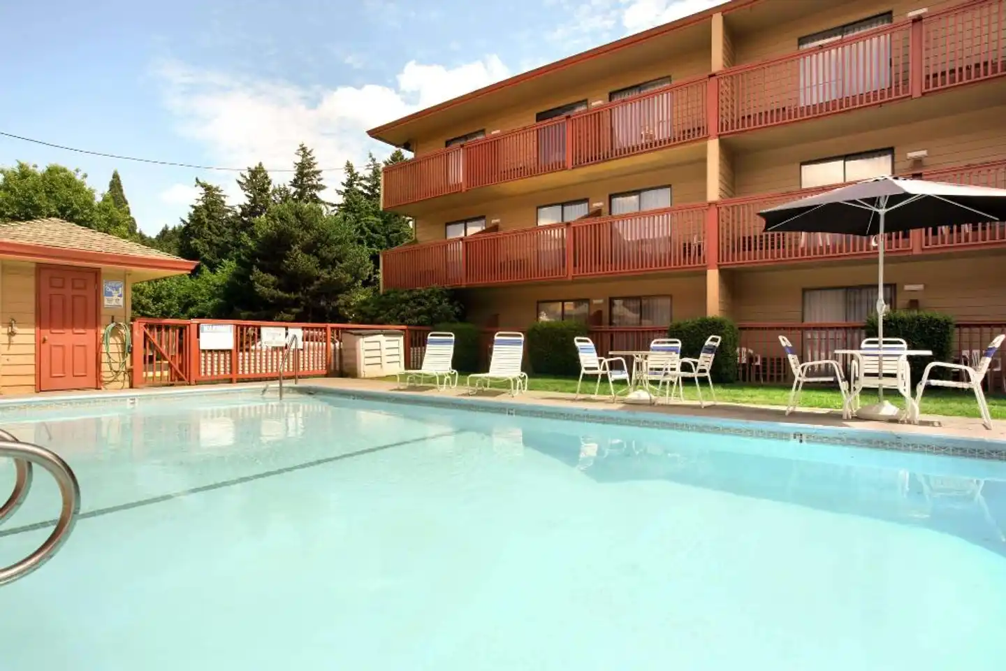 Howard Johnson by Wyndham Portland Airport Pool
