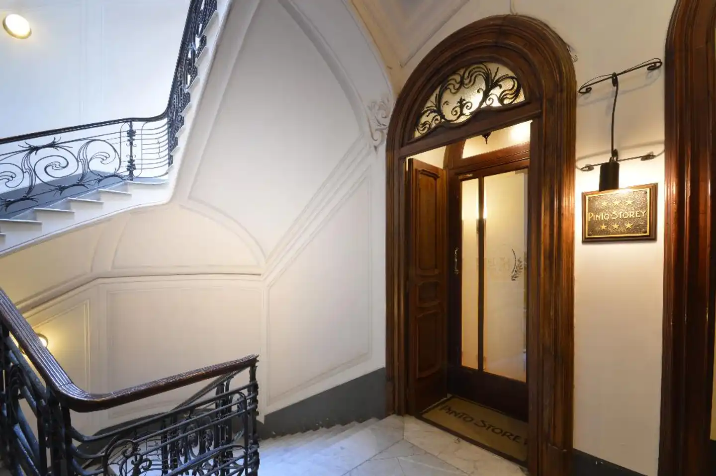 Pinto Storey Hotel Lobby