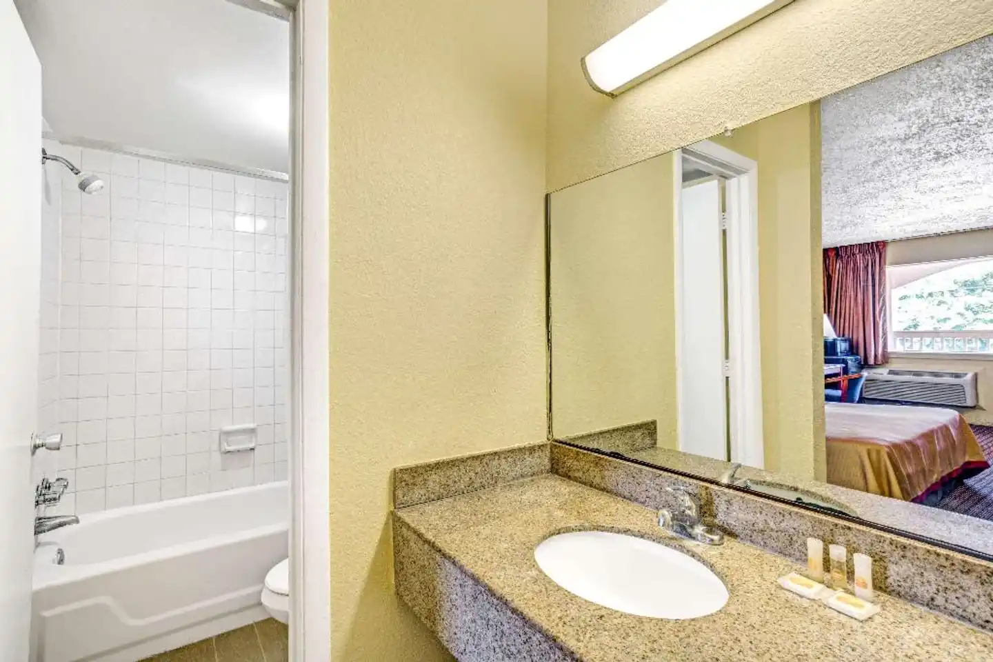Days Inn by Wyndham Chesapeake Badezimmer