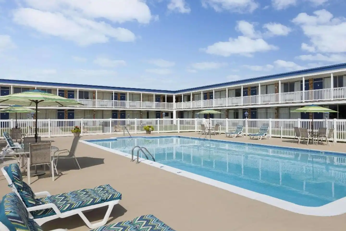 Days Inn by Wyndham Waynesboro Pool