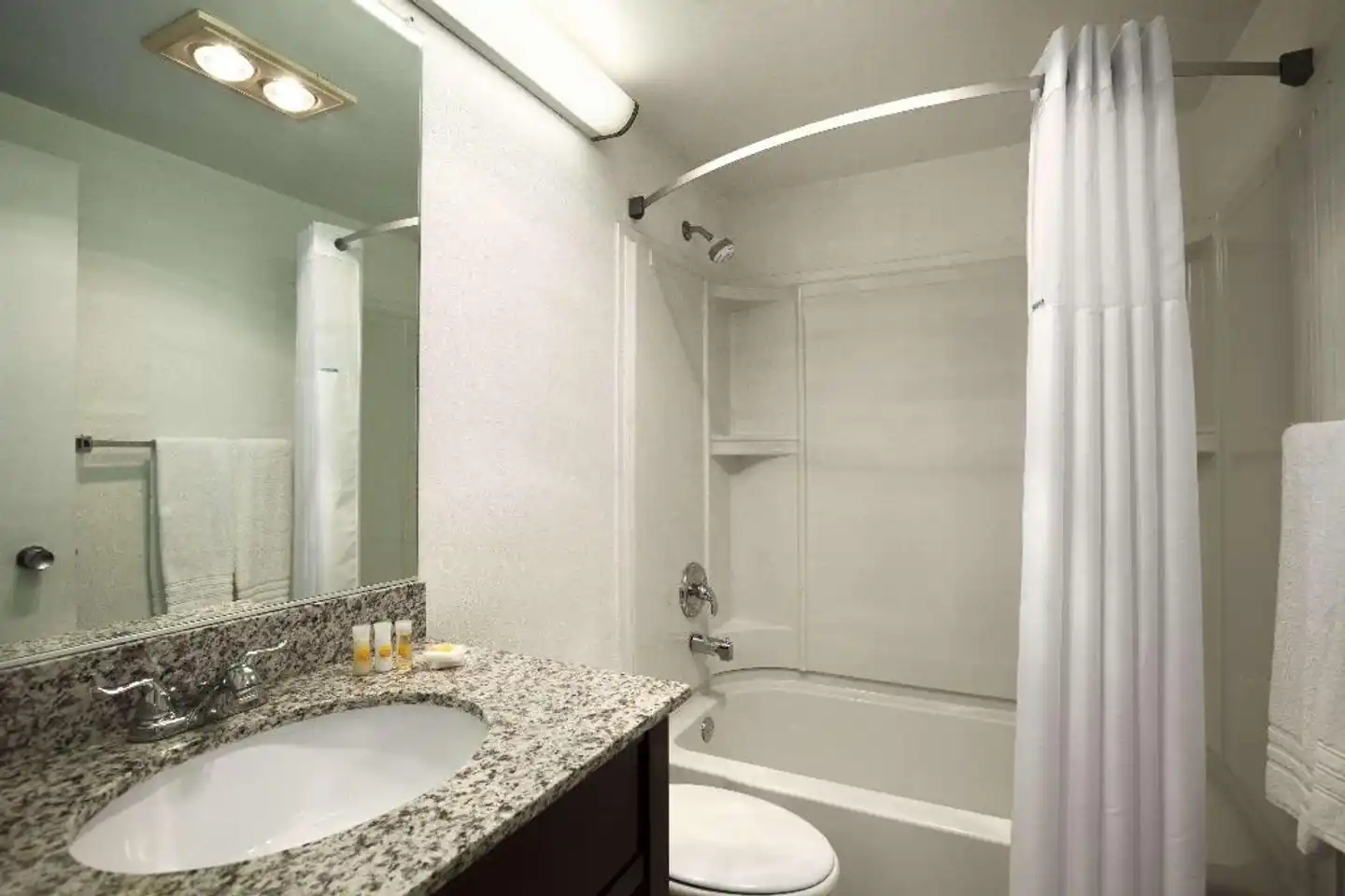 Days Inn by Wyndham Waynesboro Badezimmer
