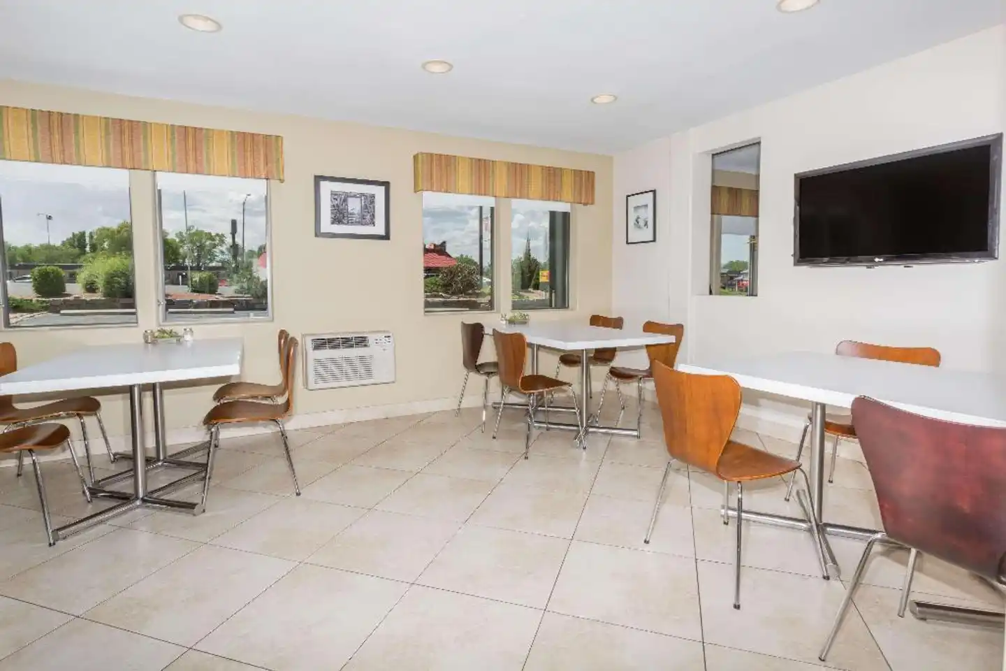 Super 8 by Wyndham Montrose Lobby