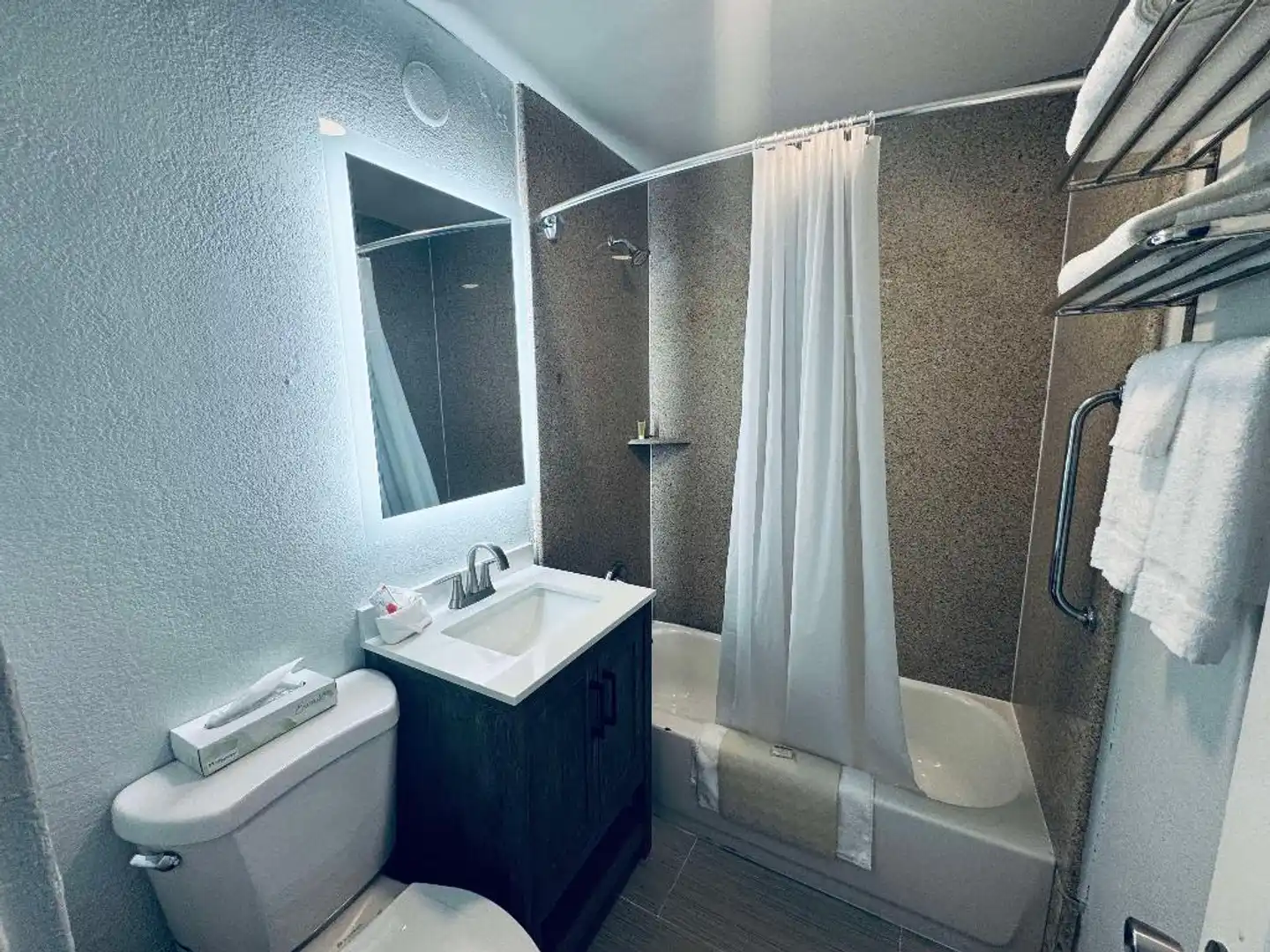 SureStay by Best Western Fresno Central Badezimmer
