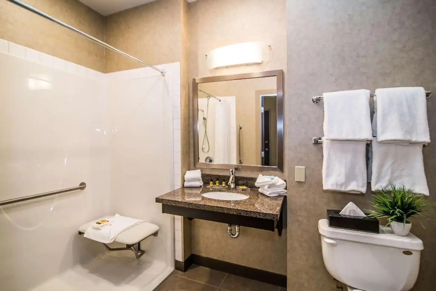 Fairfield Inn & Suites by Marriott West Kelowna Badezimmer