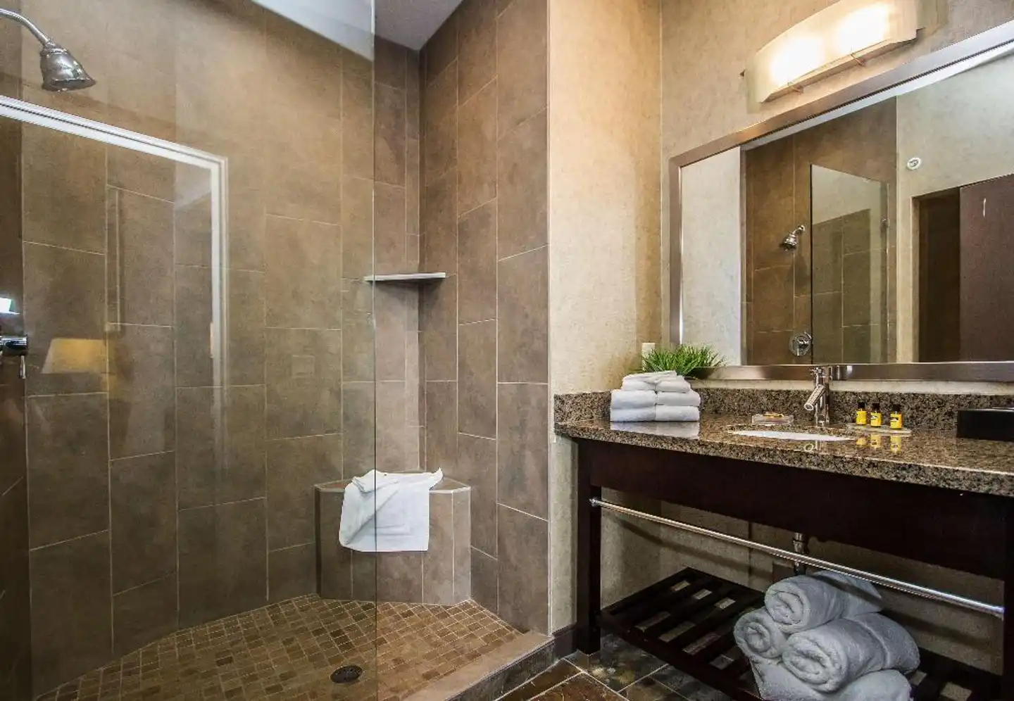 Fairfield Inn & Suites by Marriott West Kelowna Badezimmer