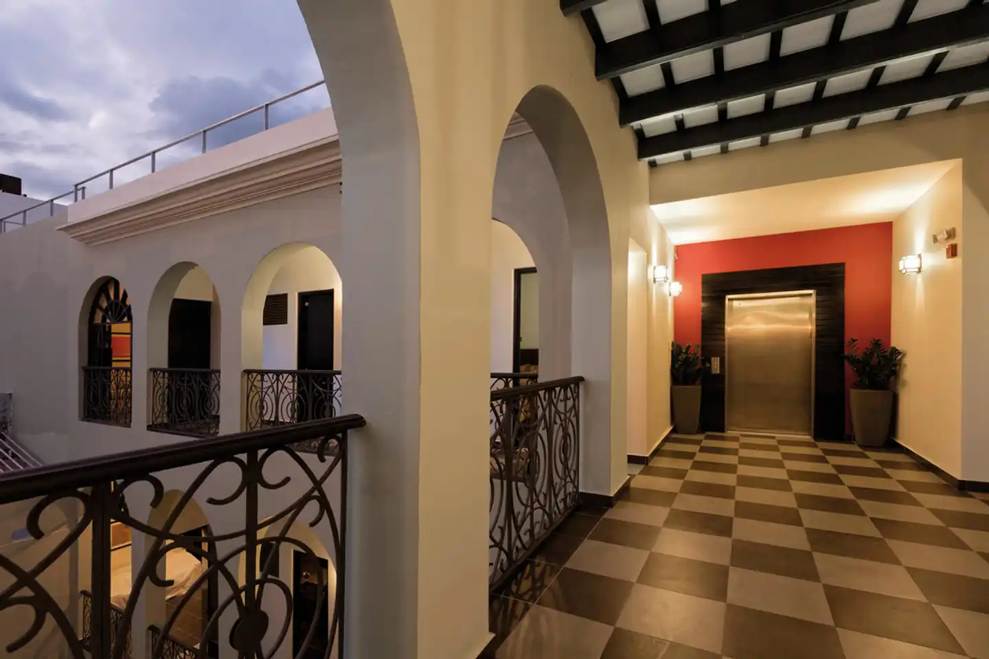 Decanter Hotel Lobby