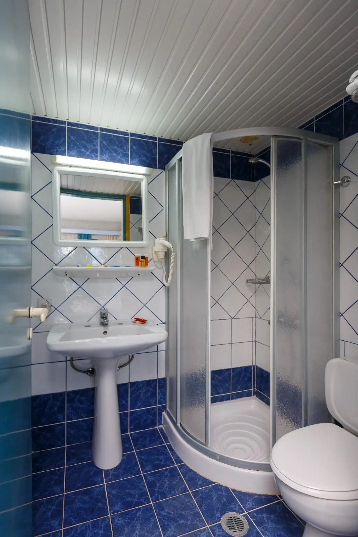 Latania Apartments Badezimmer