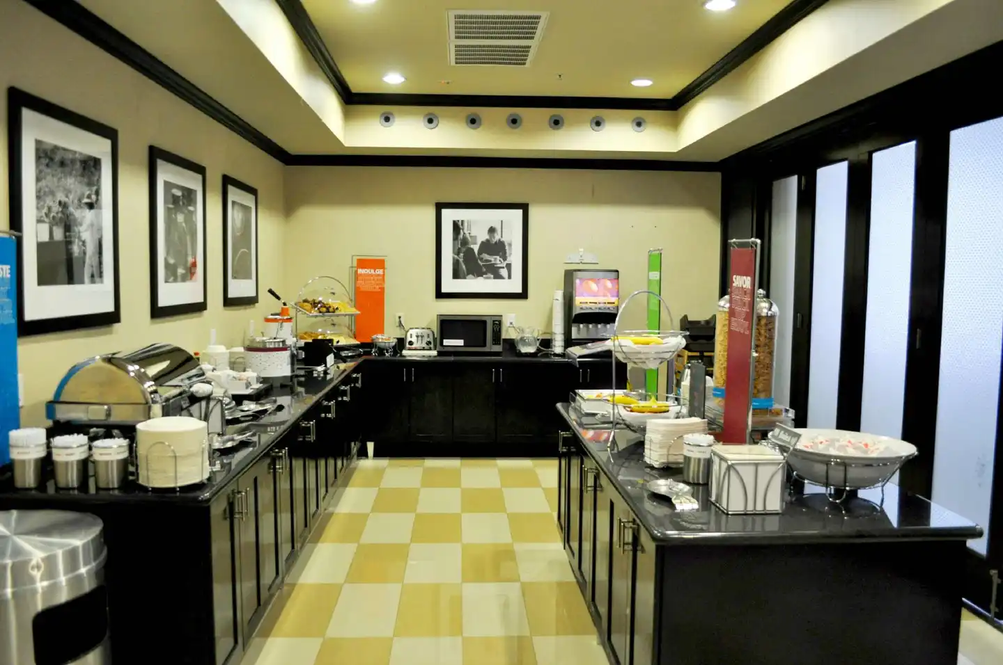 Hampton Inn & Suites Bay City Bar
