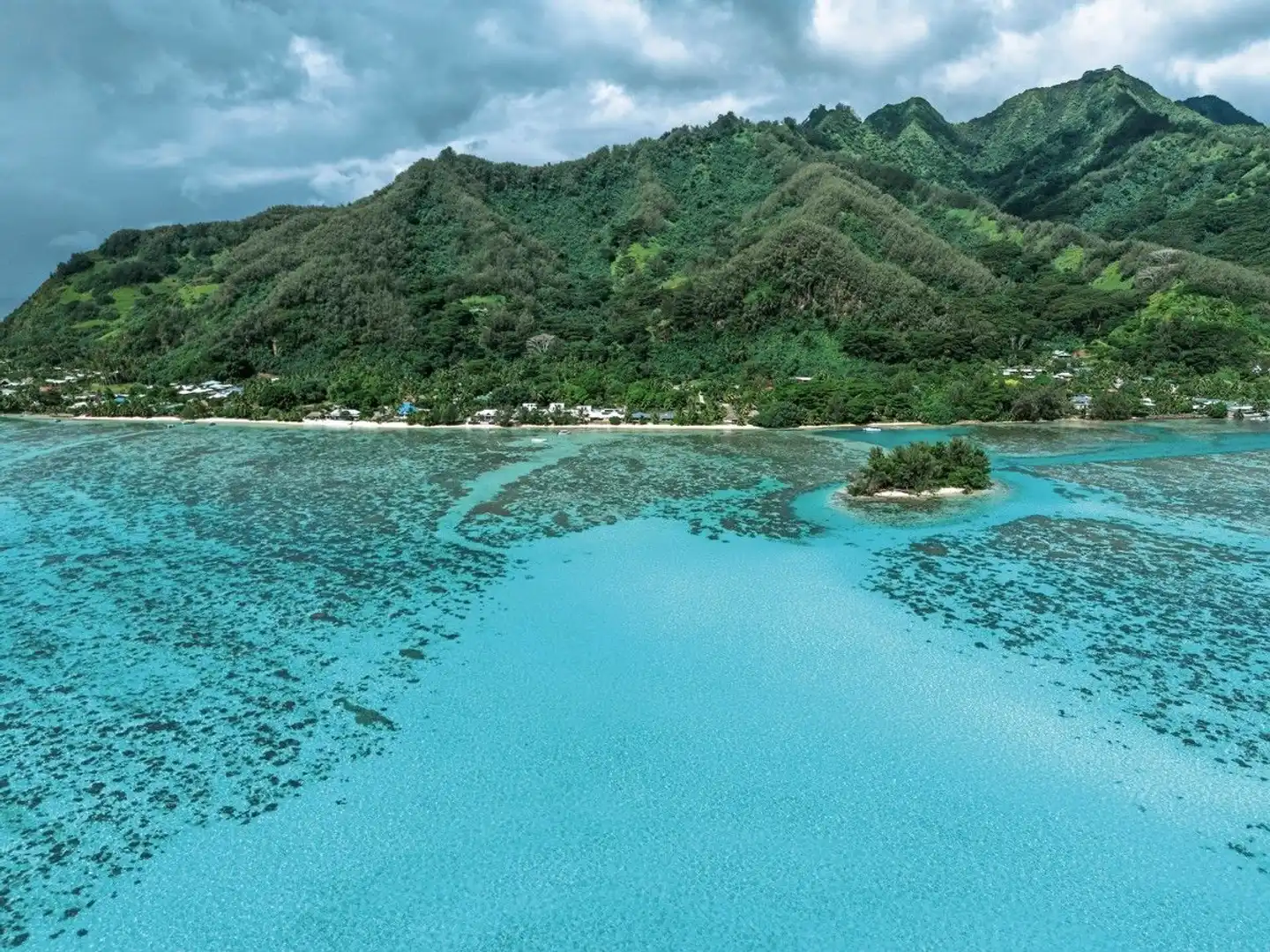 The Niu Beach Hotel Moorea Landschaft
