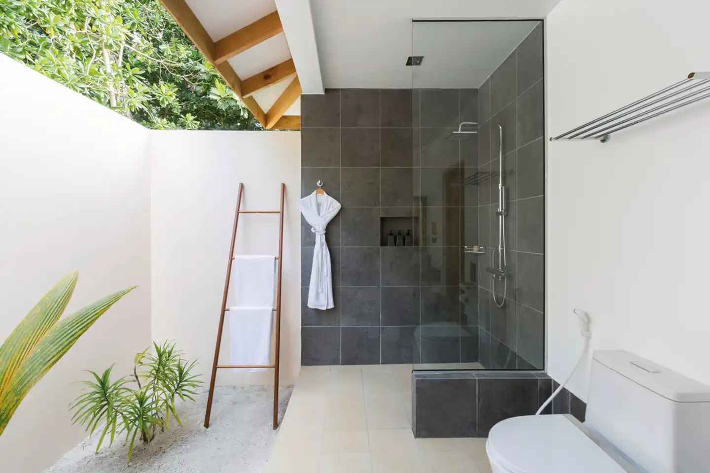Vilamendhoo Island Resort & Spa BATHROOM
