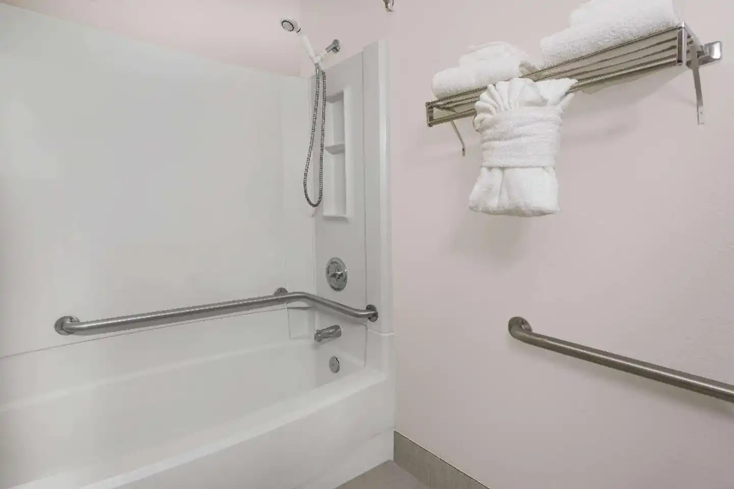 Ramada by Wyndham Asheville Southeast Badezimmer
