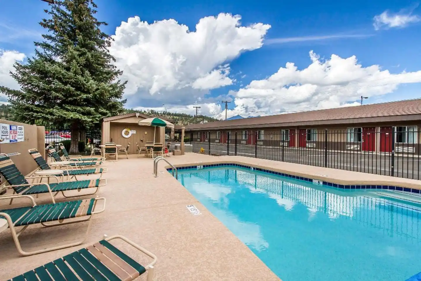 Econo Lodge University Pool