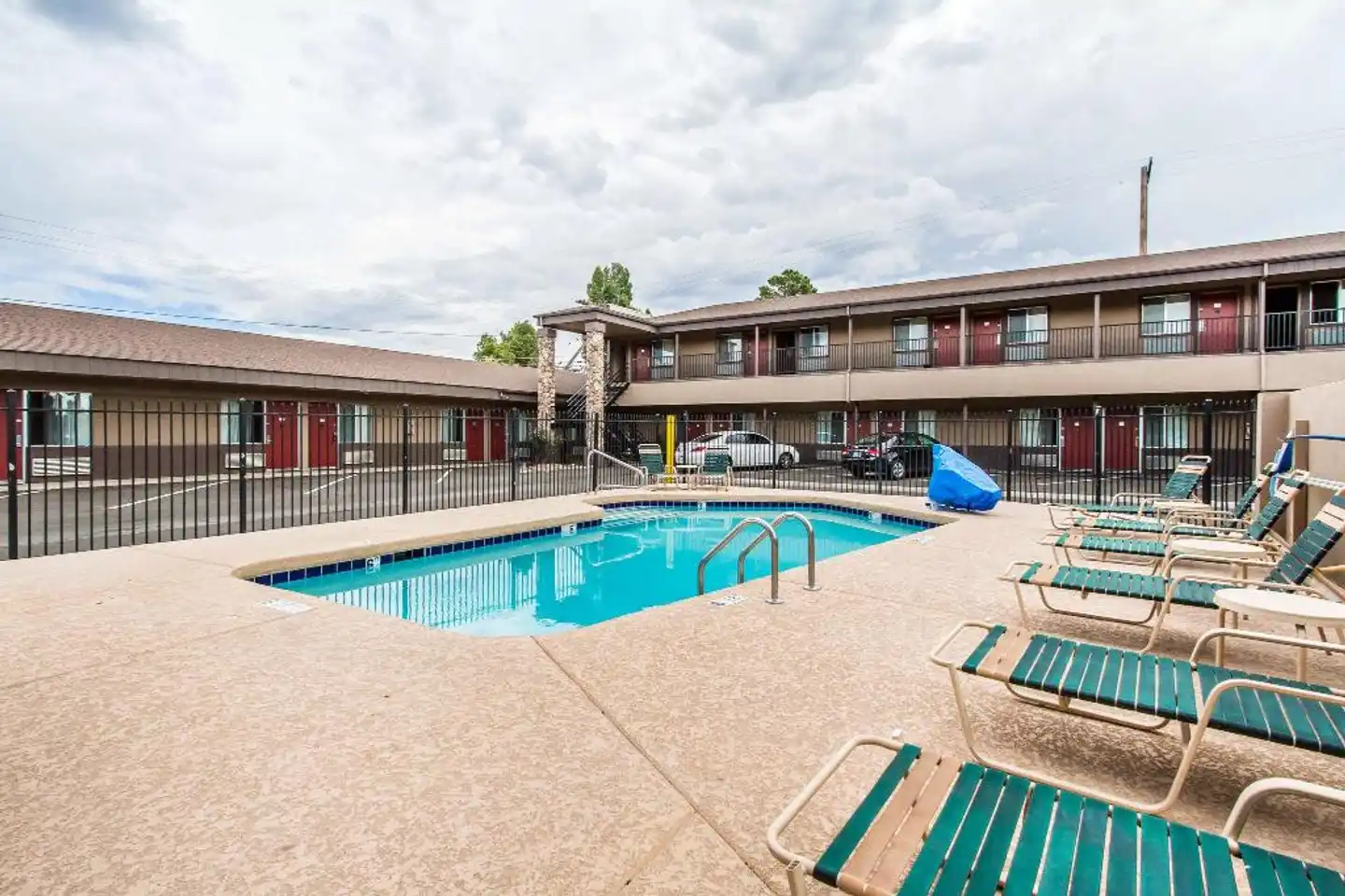 Econo Lodge University Pool