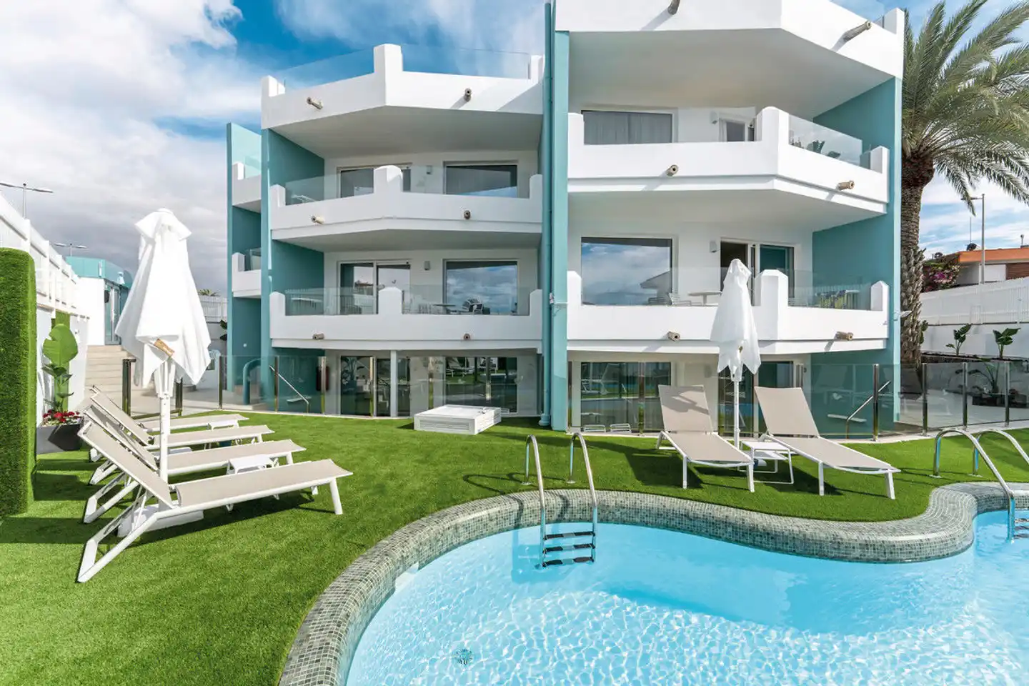 Los Caribes II Pool