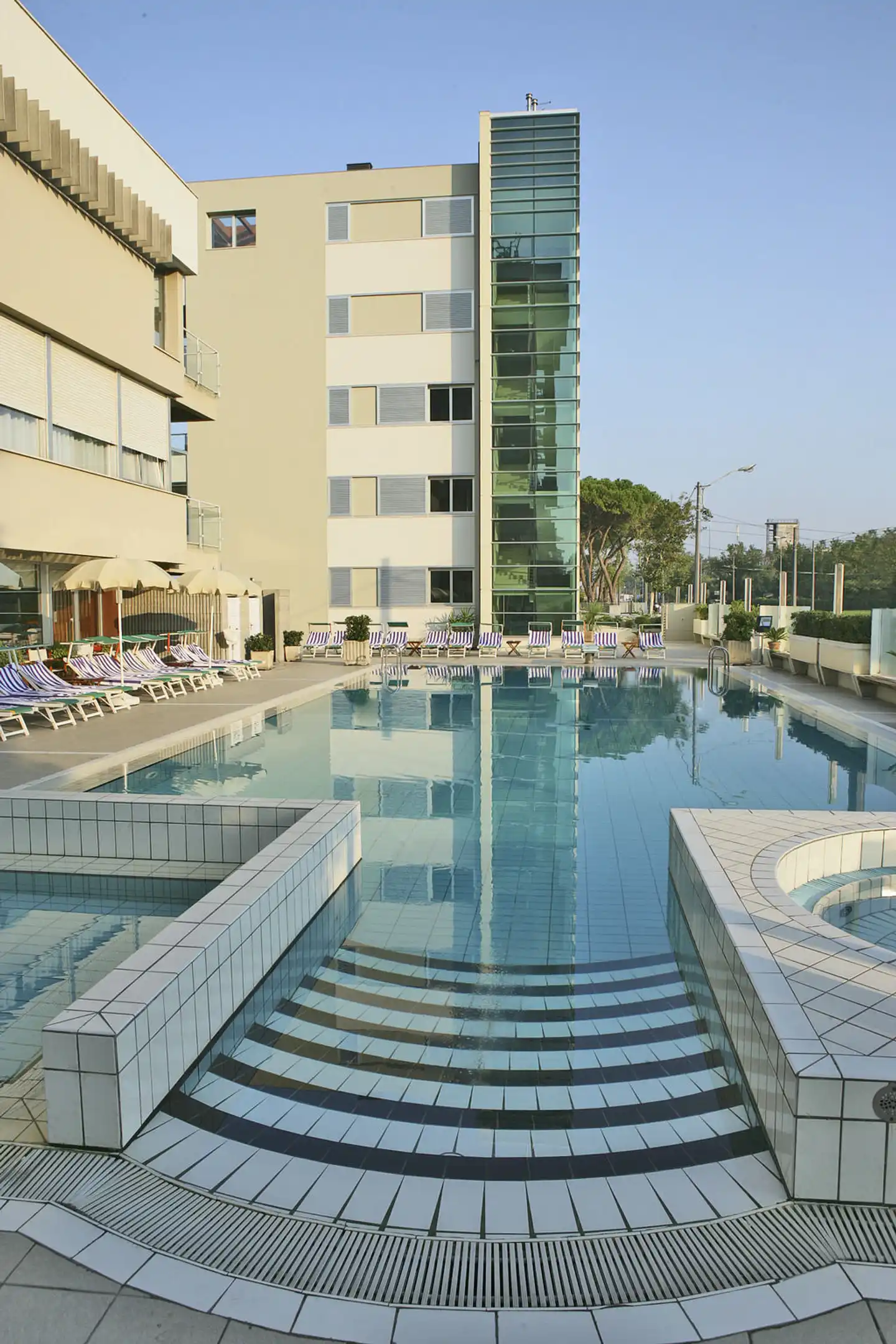 Ascot Pool