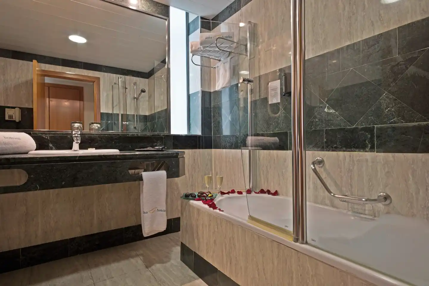 Abba Sants Hotel Badezimmer