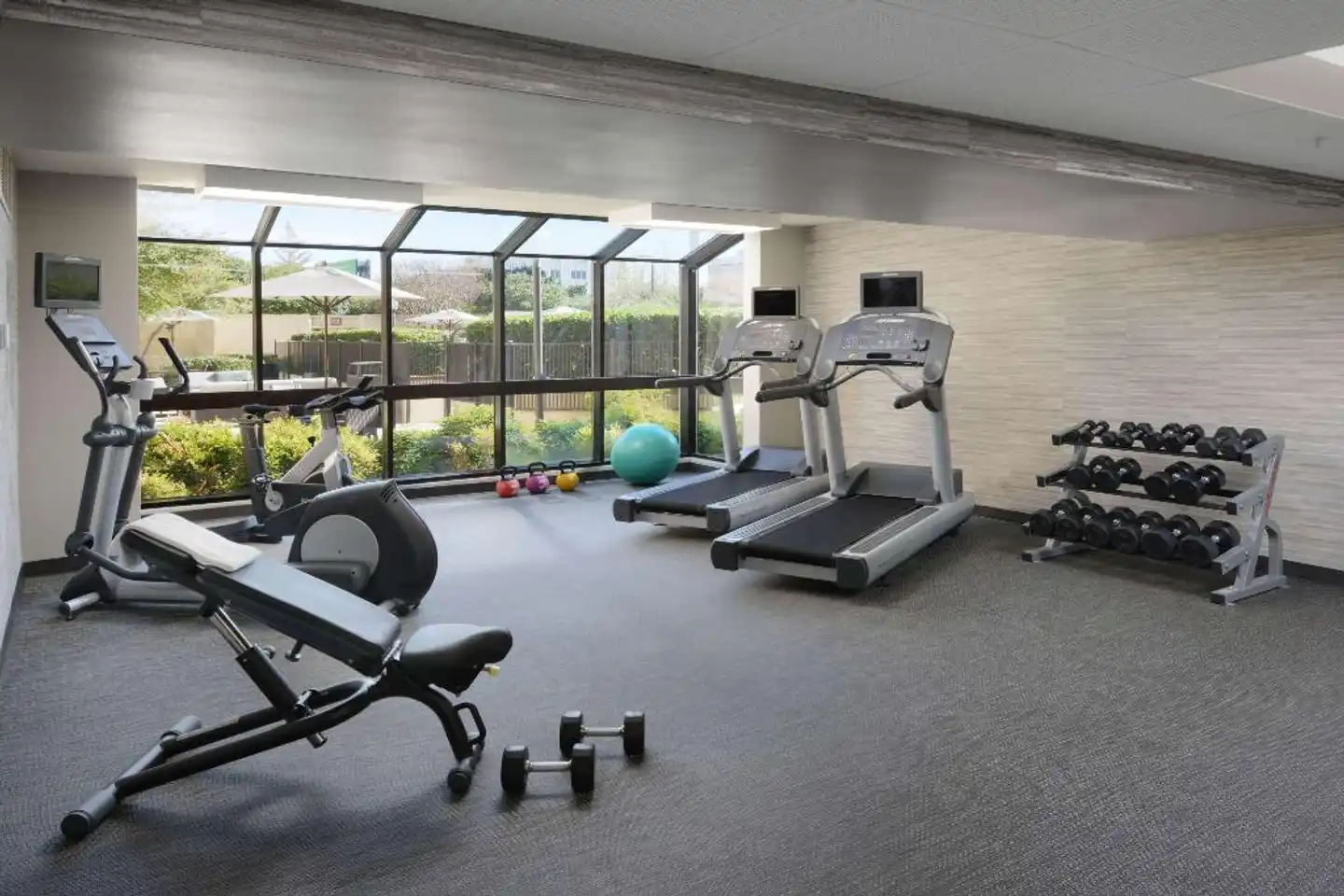 Sonesta Select Dallas Central Expressway Sport und Entertainment